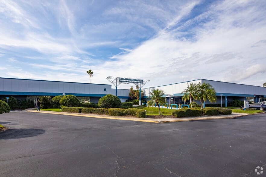 4710 Eisenhower Blvd, Tampa, FL for lease - Primary Photo - Image 1 of 6