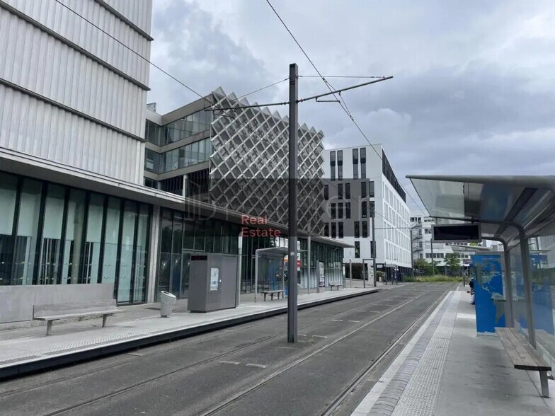 Retail in Lormont for lease - Building Photo - Image 2 of 5