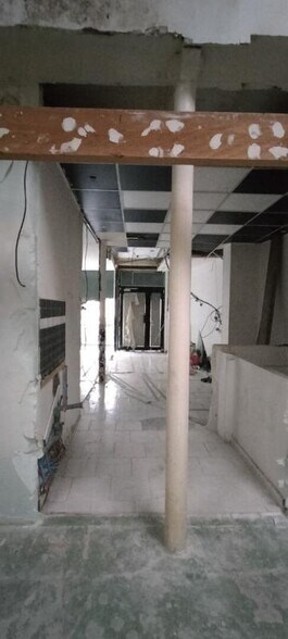 Retail in Saint-Denis for sale - Building Photo - Image 2 of 6