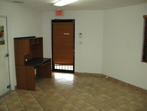 2271-2275 W 77th St, Hialeah, FL for lease Lobby- Image 2 of 7