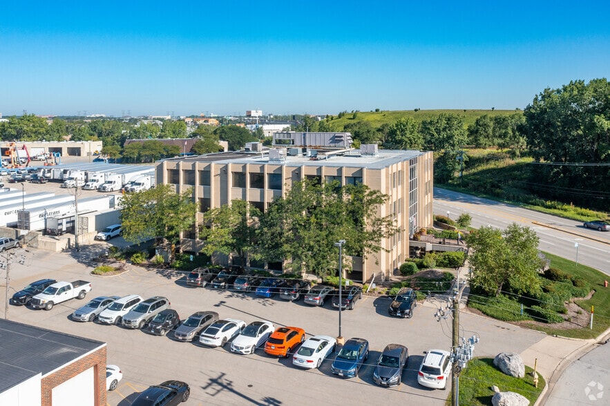 700 Nicholas Blvd, Elk Grove Village, IL for lease - Building Photo - Image 3 of 9