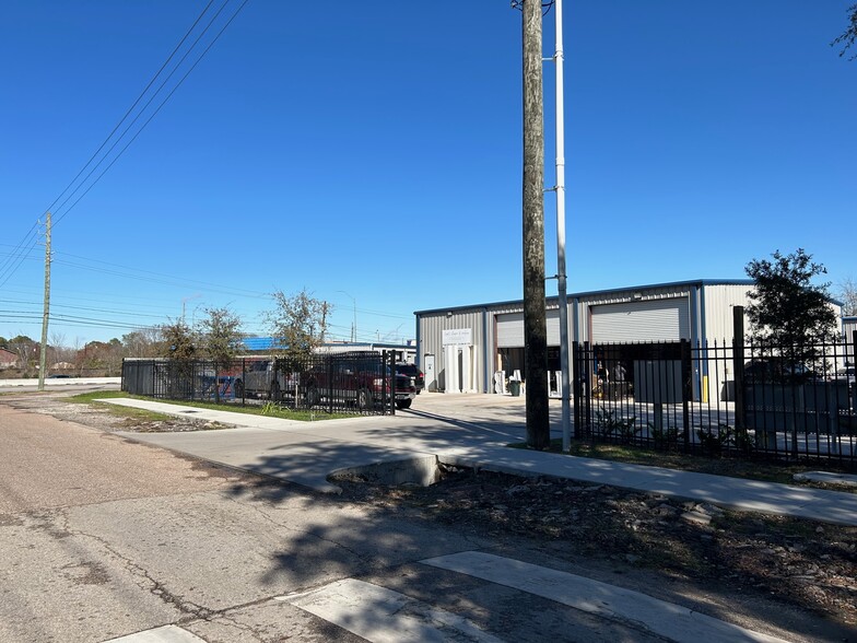 12017 Carlsbad St, Houston, TX for lease - Building Photo - Image 1 of 15