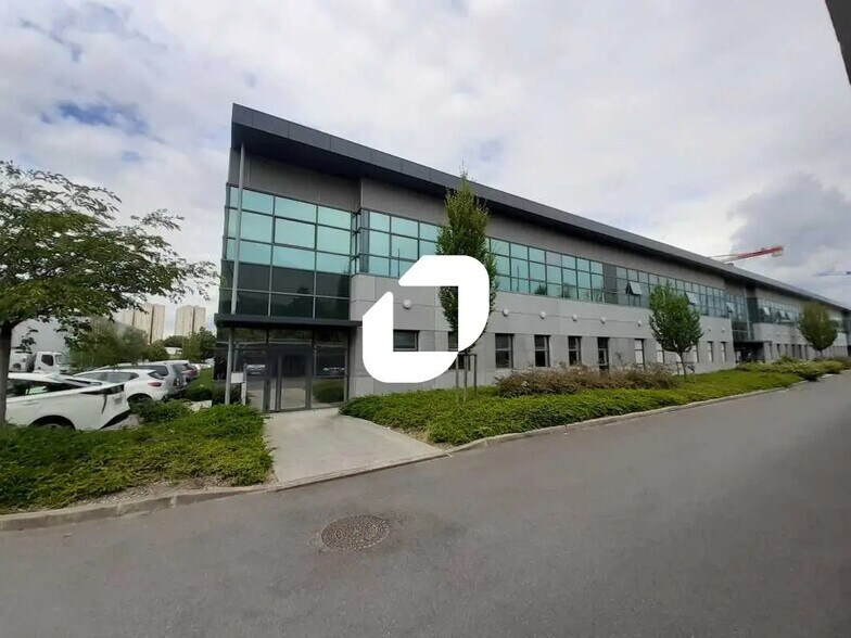 Office in Noisy-le-Sec for lease - Building Photo - Image 2 of 8