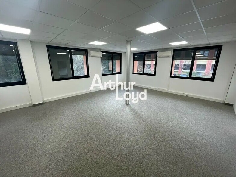 Office in Valbonne for lease - Interior Photo - Image 3 of 17