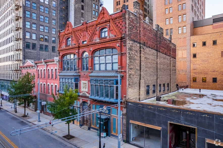 725-729 N Milwaukee St, Milwaukee, WI for sale - Building Photo - Image 3 of 8