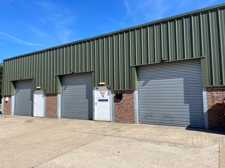 Units 2 & 3 Eastlands Park Farm, Warninglid Ln, Horsham for lease - Building Photo - Image 3 of 3
