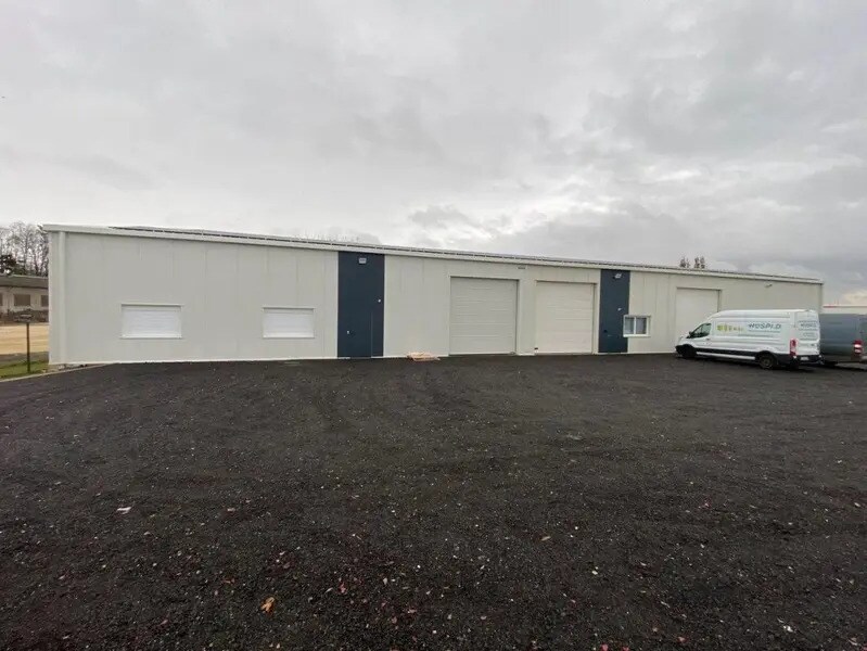 Industrial in Les Villages Vovéens for lease Building Photo- Image 1 of 30