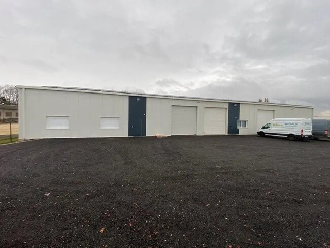 Location Entrepôt 180 m² à 235 m²