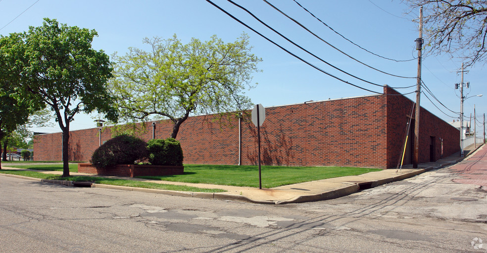 1210 Sweitzer Ave, Akron, OH for lease - Building Photo - Image 2 of 7