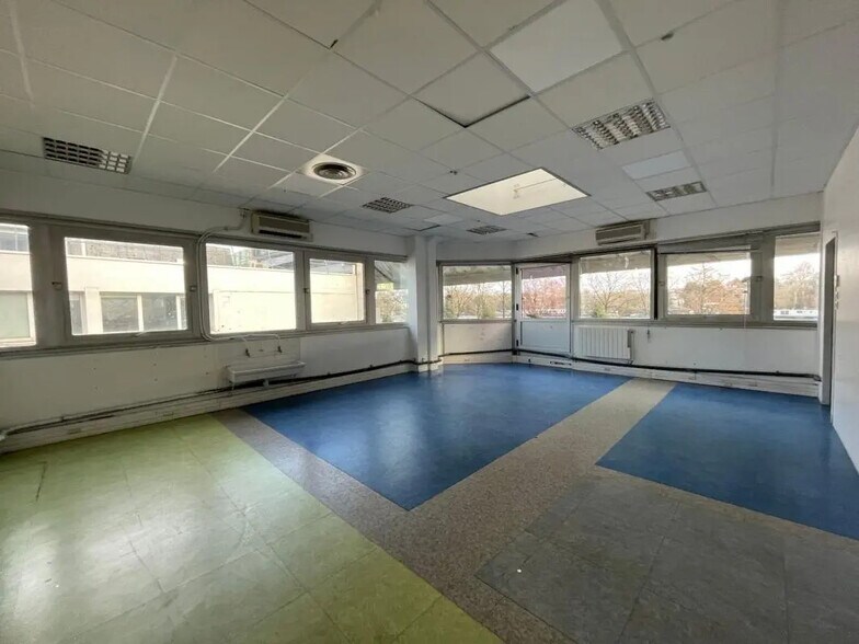 Flex in Saint-Cloud for sale - Interior Photo - Image 3 of 4