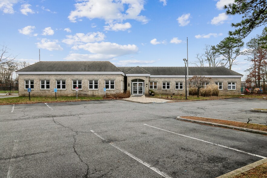 1305 E Suffolk Ave, Islandia, NY for sale - Building Photo - Image 1 of 1