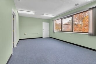 325 Chamberlain Hwy, Meriden, CT for lease Interior Photo- Image 2 of 6