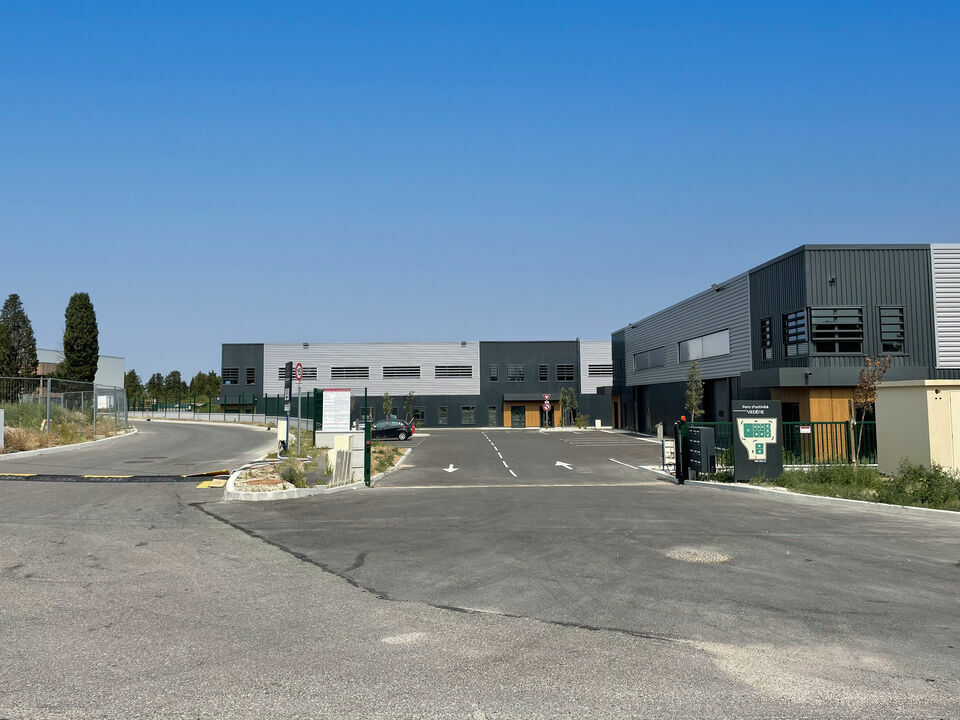 Office in Vedène for lease Building Photo- Image 1 of 13