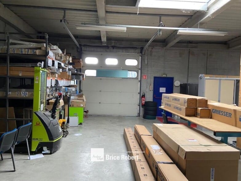 Flex in Decines Charpieu for lease - Interior Photo - Image 2 of 12