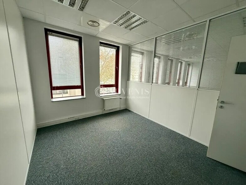 Office in Lyon for lease - Building Photo - Image 3 of 12