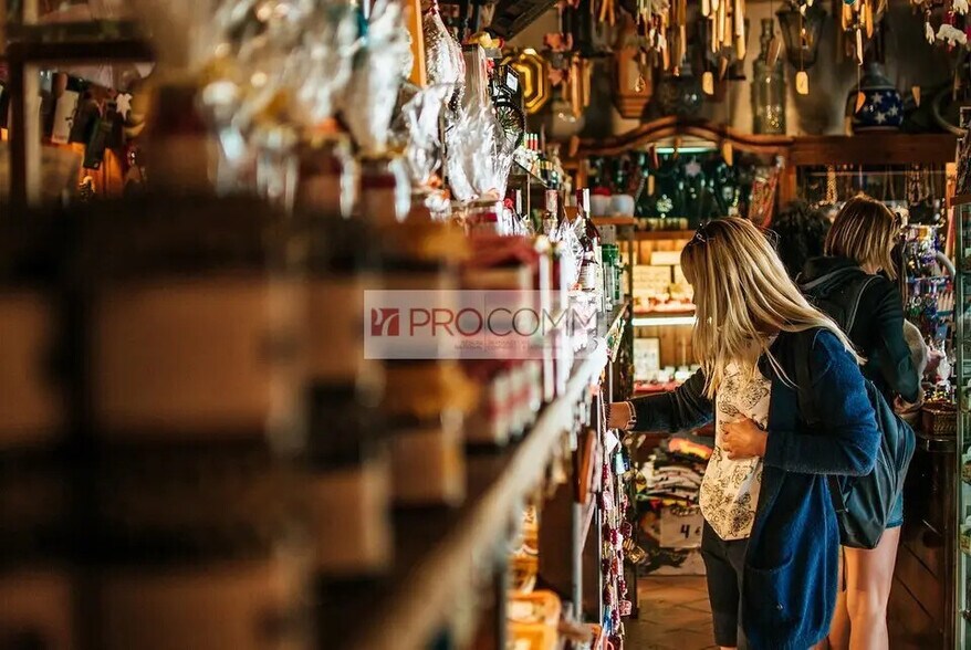 Retail in Tours for lease - Building Photo - Image 2 of 5