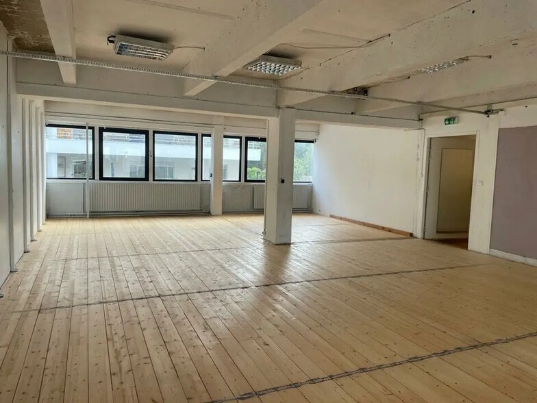 Retail in Bordeaux for lease - Building Photo - Image 2 of 4