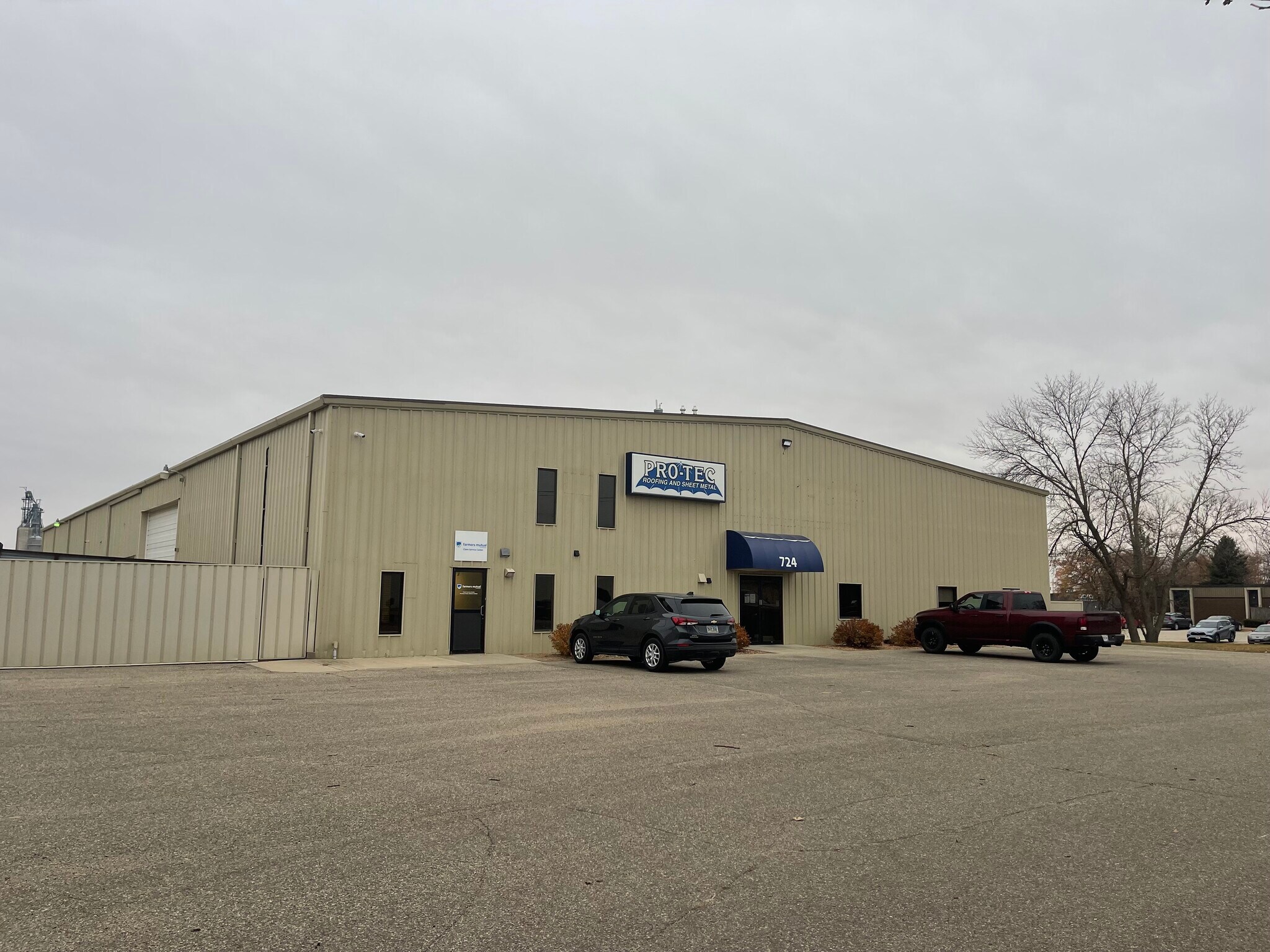 724 Oakwood Rd, Watertown, SD for sale Primary Photo- Image 1 of 1