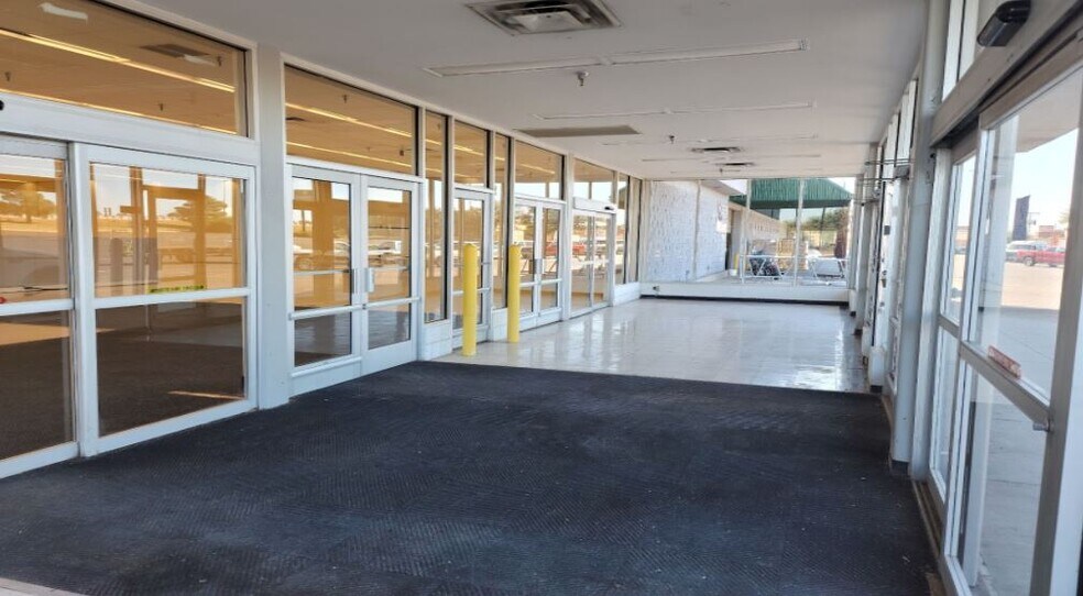 210 SE Georgia Ave, Sweetwater, TX for lease - Interior Photo - Image 2 of 14