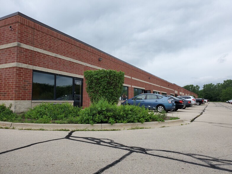 1330 Crispin Dr, Elgin, IL for lease - Building Photo - Image 2 of 10