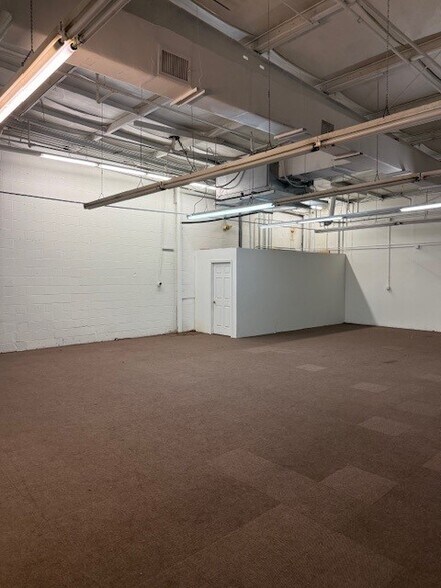 1649 N Gessner Dr, Houston, TX for lease - Building Photo - Image 2 of 9