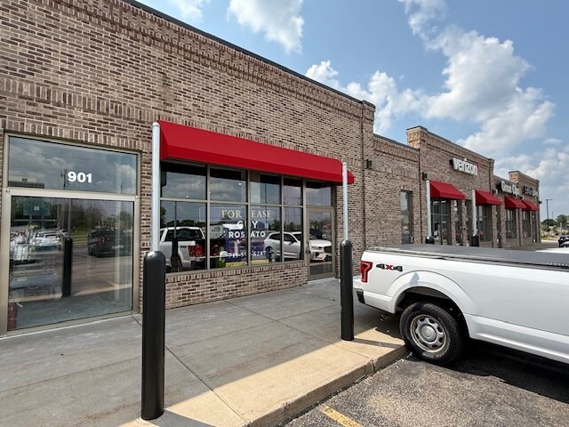 905 W Clairemont Ave, Eau Claire, WI for lease - Building Photo - Image 1 of 7