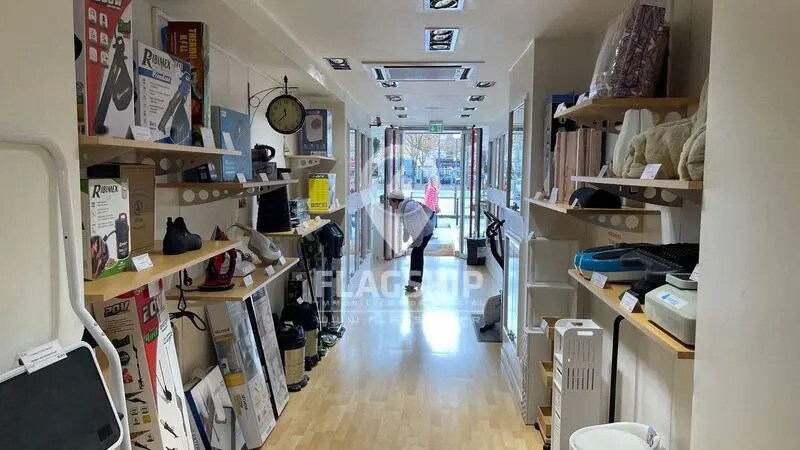 Retail in Paris for lease - Building Photo - Image 2 of 6