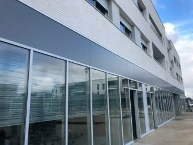 Retail in VILLENAVE-D'ORNON for lease - Building Photo - Image 2 of 4