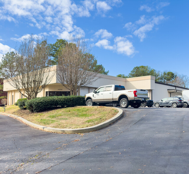 3330 Oak Lake Blvd, Charlotte, NC for lease - Building Photo - Image 2 of 4