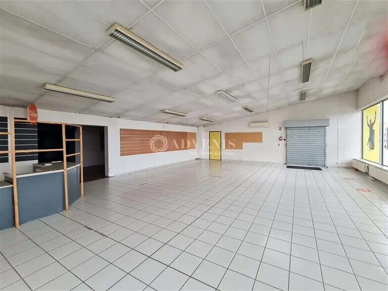 Flex in Saint-Brieuc for lease - Building Photo - Image 2 of 10