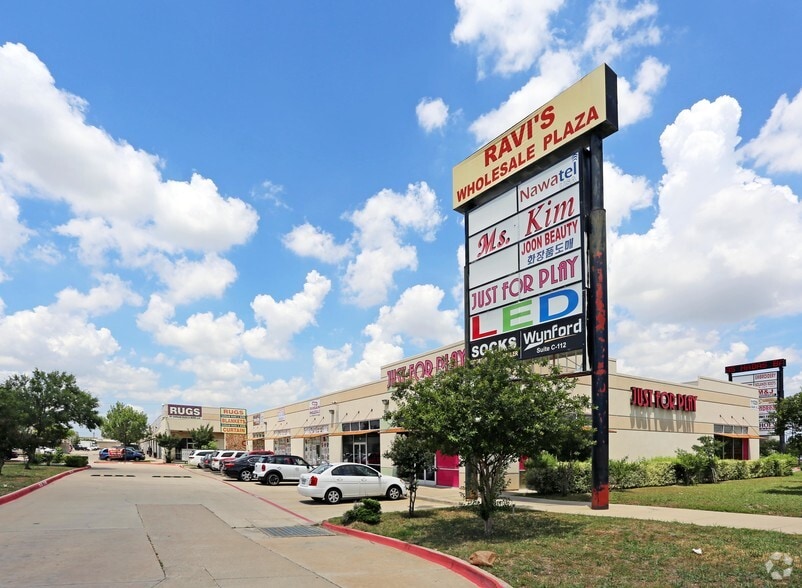 11029 Harry Hines Blvd, Dallas, TX for lease - Primary Photo - Image 3 of 3