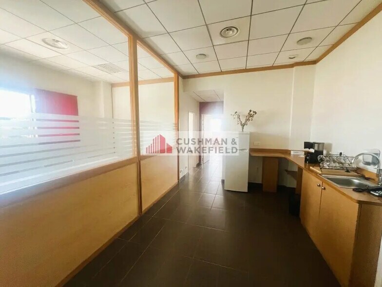 Flex in Nîmes for lease - Interior Photo - Image 2 of 3