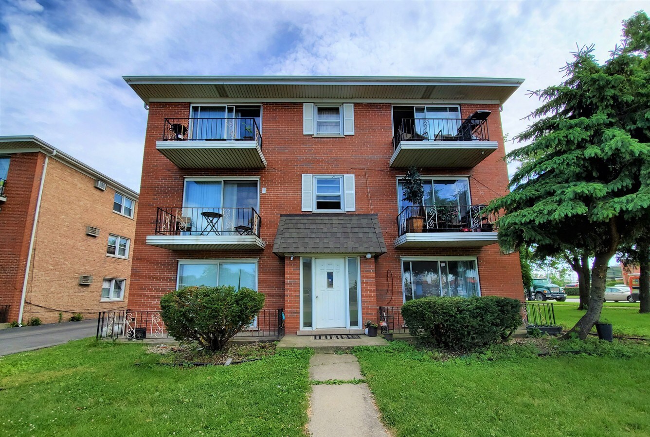 7155 W 91st St, Bridgeview, IL 60455