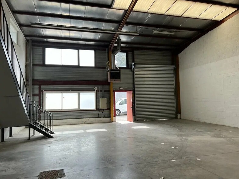 Flex in Quincy-Voisins for lease - Interior Photo - Image 2 of 4