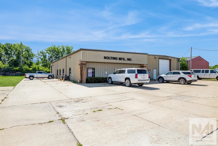 1265 Hawkeye Dr, Hiawatha, IA for lease - Building Photo - Image 2 of 17