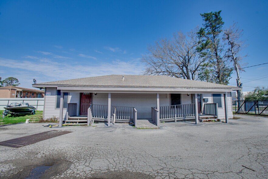 9107 Irvington Blvd, Houston, TX for lease - Building Photo - Image 2 of 7