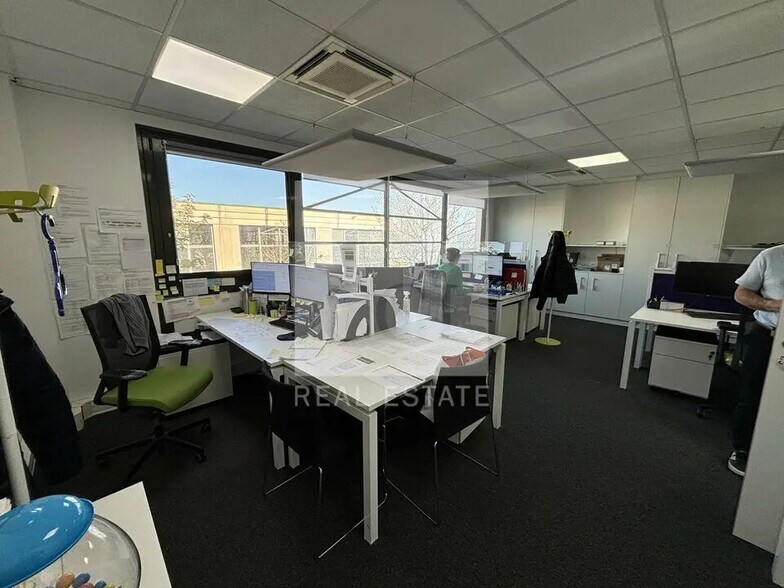 Office in Bron for lease - Interior Photo - Image 3 of 12