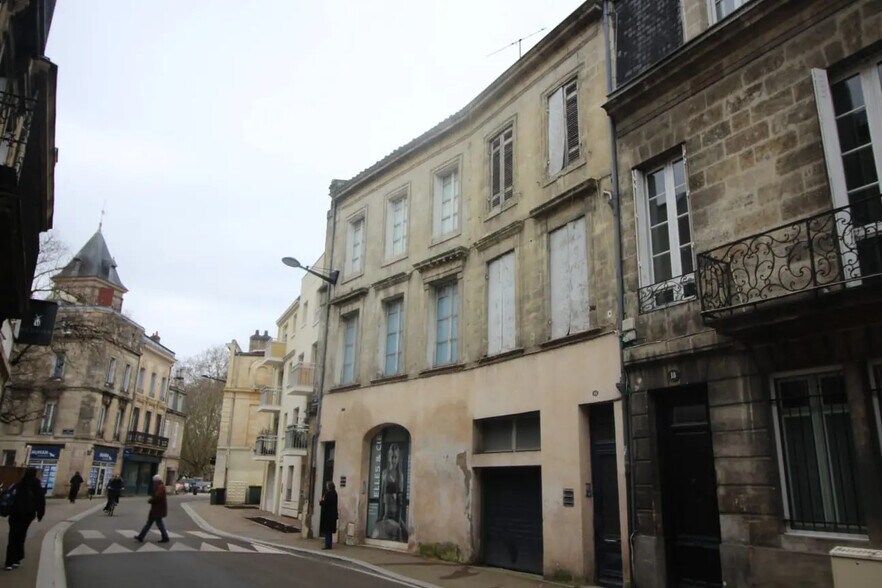 Retail in Bordeaux for lease - Building Photo - Image 1 of 4