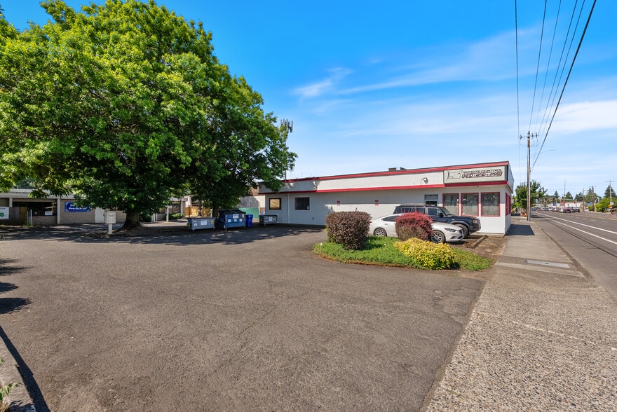 12412 NE Halsey St, Portland, OR for lease - Building Photo - Image 2 of 6