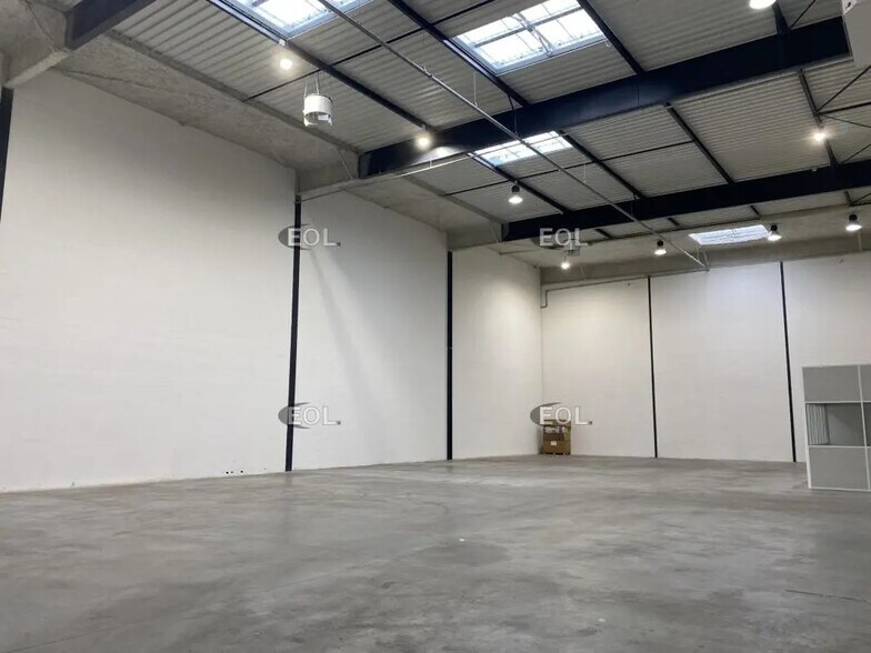 Flex in Villeneuve-la-Garenne for lease - Interior Photo - Image 3 of 7