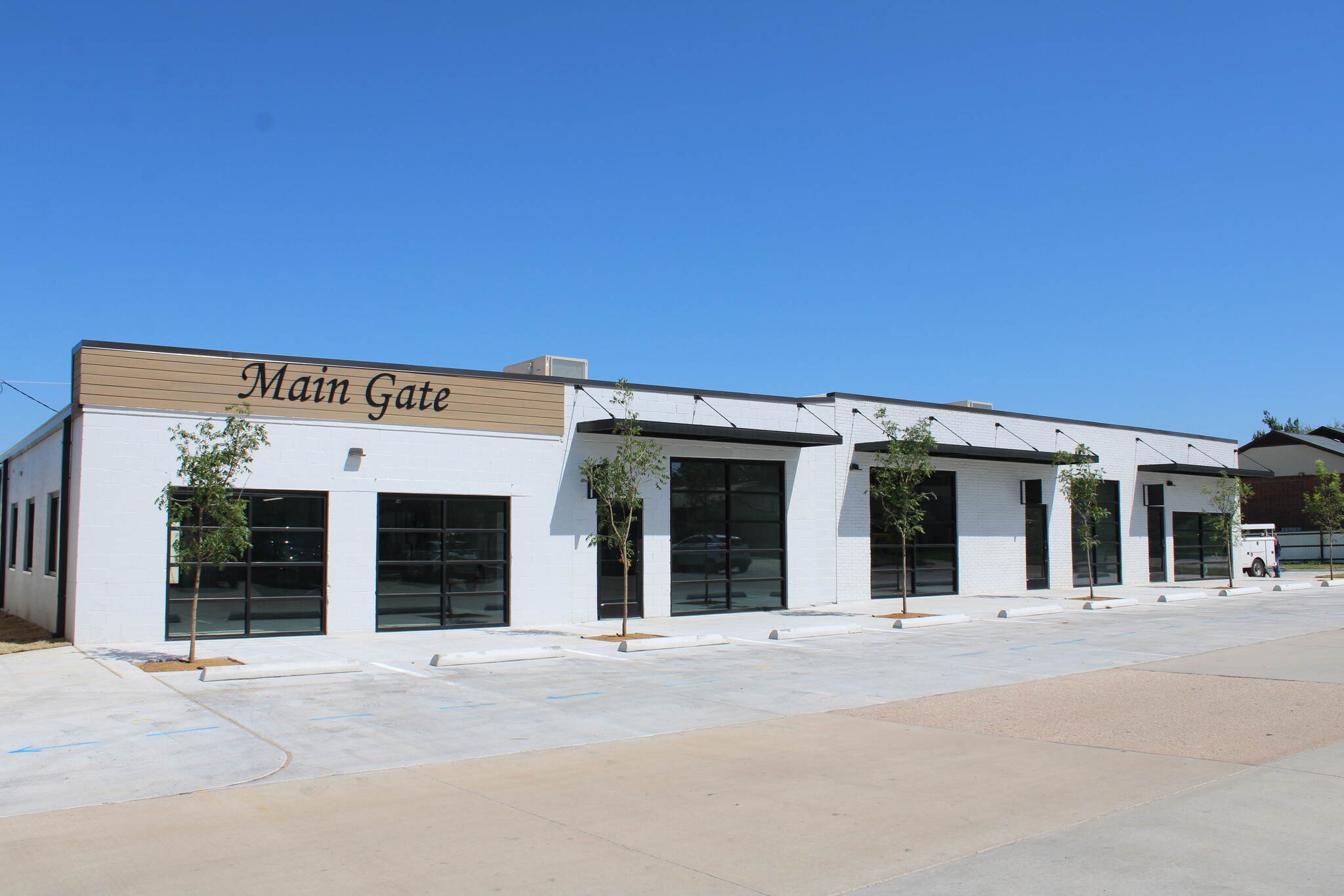 233 W McArthur Dr, Midwest City, OK for lease Building Photo- Image 1 of 8