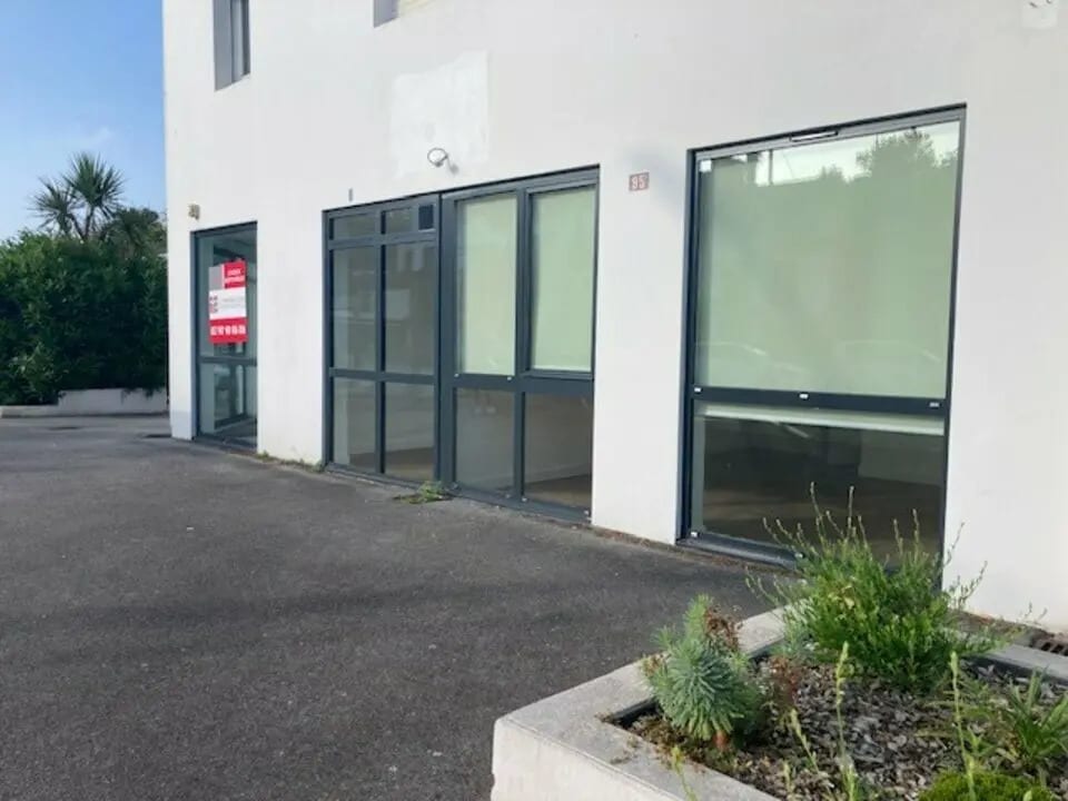 Retail in Quimper for lease Building Photo- Image 1 of 5