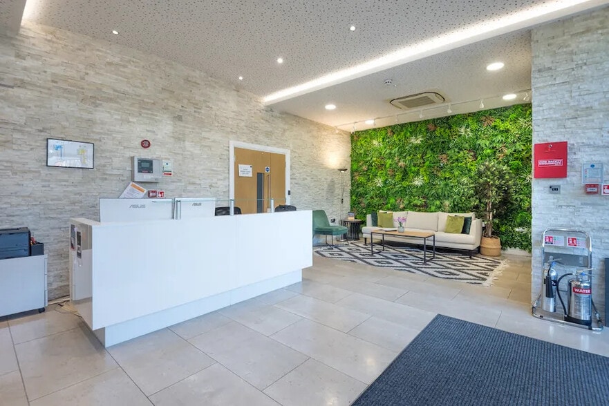 175 Hook Rise S, Surbiton for lease - Interior Photo - Image 3 of 12