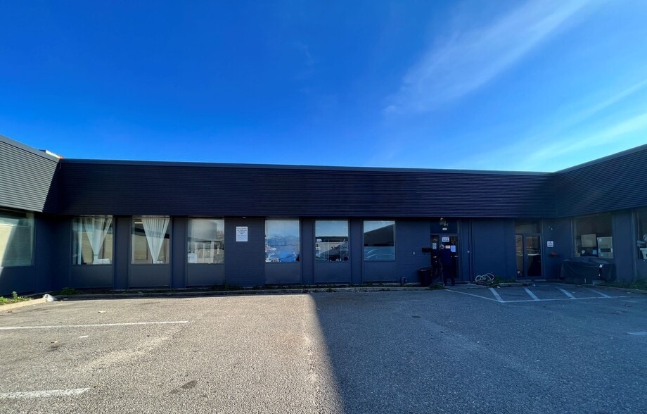 581-597 Trethewey Dr, Toronto, ON for lease - Building Photo - Image 1 of 4