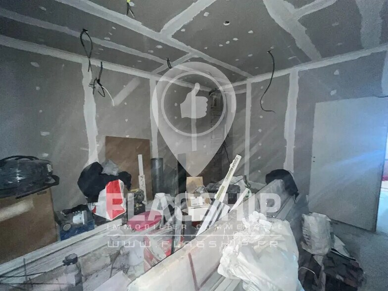 Retail in Paris for lease - Interior Photo - Image 2 of 4