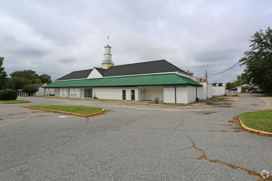 1005 Lyttleton St, Camden, SC 29020