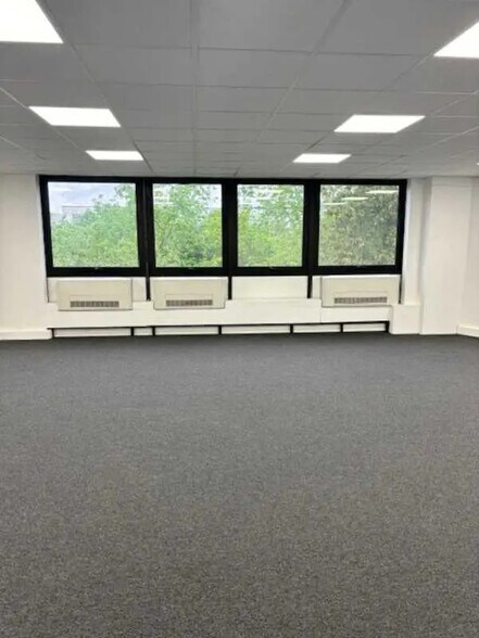 Flex in Lognes for lease - Interior Photo - Image 3 of 11