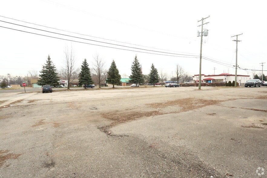 7051 N Wayne Rd, Westland, MI for lease - Primary Photo - Image 3 of 5