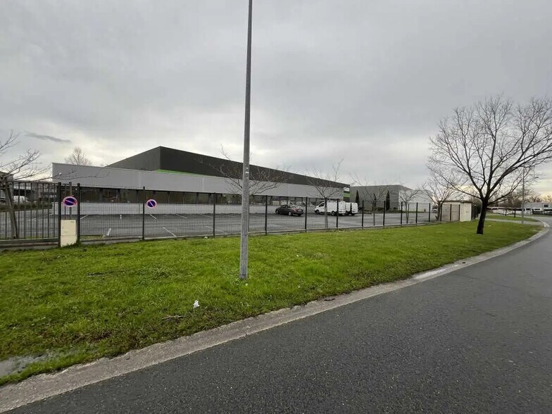 Office in Beychac-et-Caillau for lease - Building Photo - Image 2 of 13