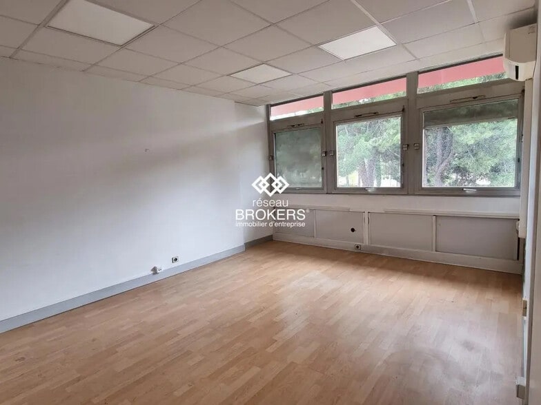 Retail in Lattes for lease - Interior Photo - Image 2 of 11